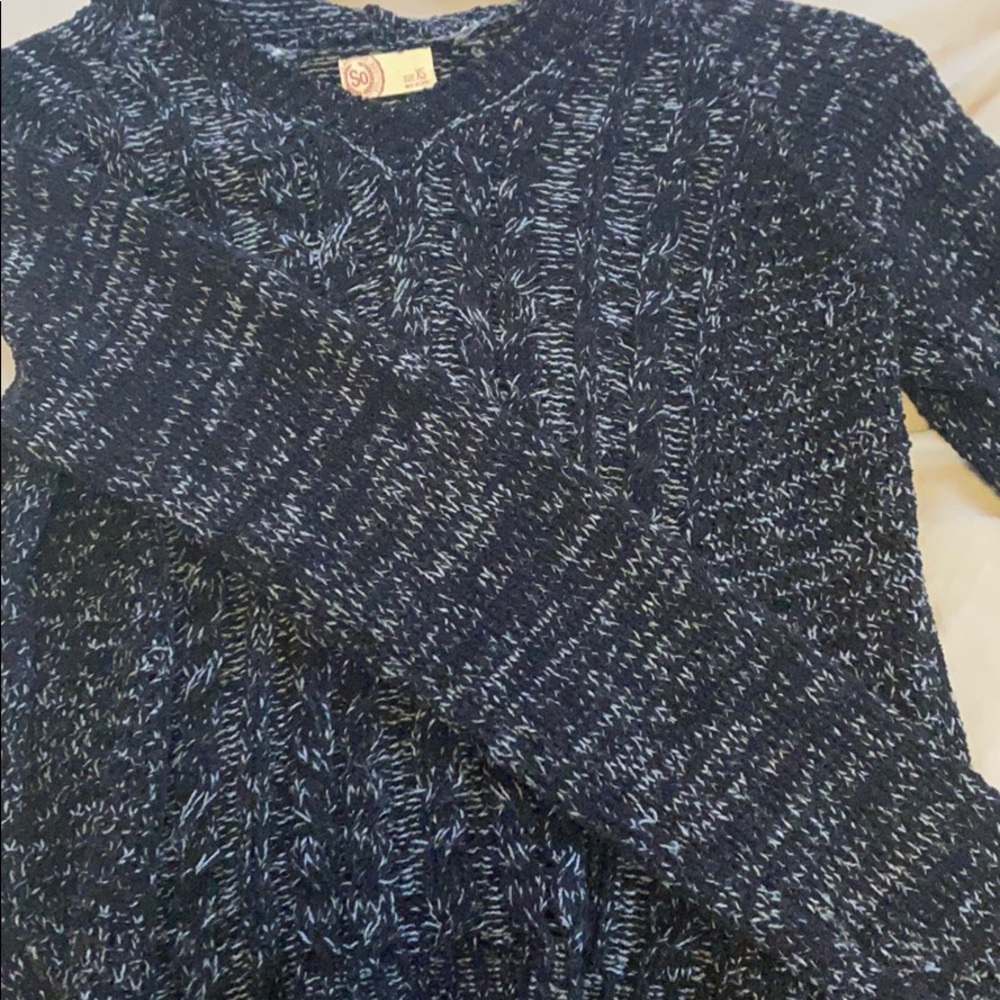 A neck knitted sweater with hood